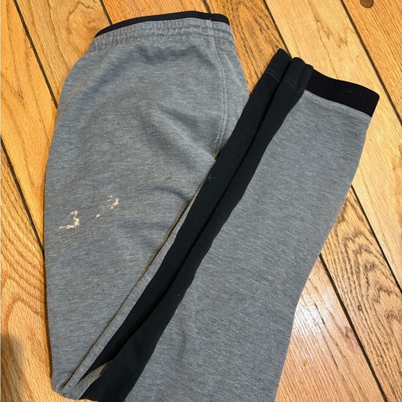 Nike women’s medium Gray and Black Joggers ankle length - Picture 4 of 4